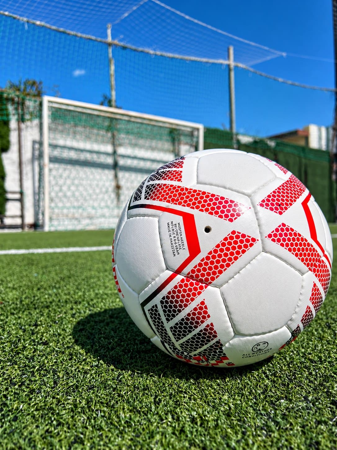 Pelota sobre el césped de la cancha de fútbol 5 de Civitate